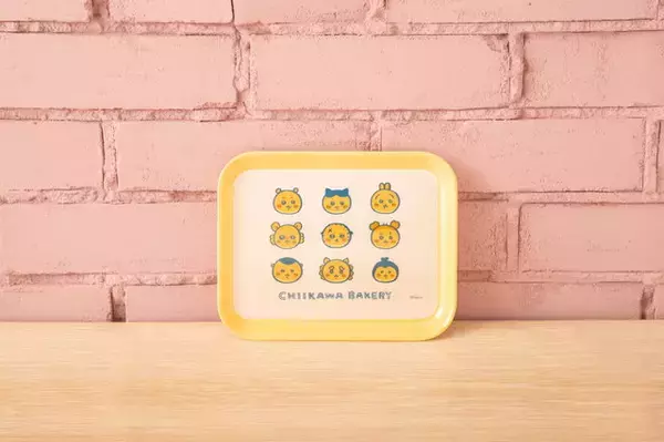 「「ちいかわベーカリー ポップアップショップ」が原宿にオープン！パン屋さん衣装のキャラグッズなどを展開」の画像