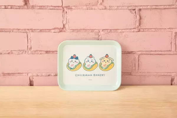 「「ちいかわベーカリー ポップアップショップ」が原宿にオープン！パン屋さん衣装のキャラグッズなどを展開」の画像