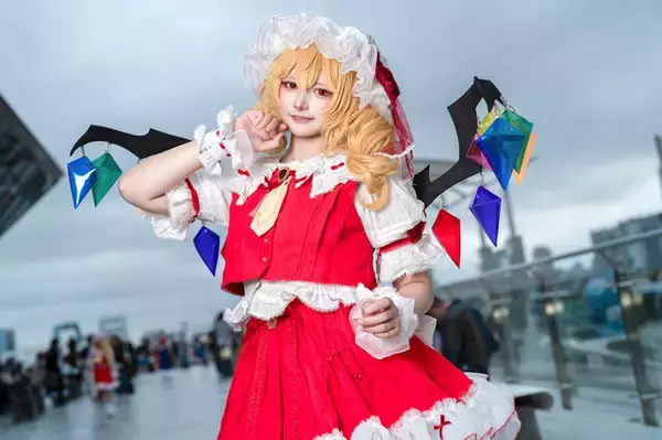 【コスプレ】無邪気な笑顔が可愛い！フリルのミニスカで愛嬌のあるポージングを披露した東方Project「フラン」の美女レイヤー【写真8枚】