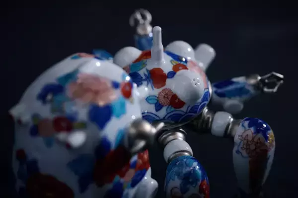 「世界限定50体！アニメ「攻殻機動隊 S.A.C.」タチコマを磁器で再現した工芸品が、“お値段”にも納得のクオリティ」の画像