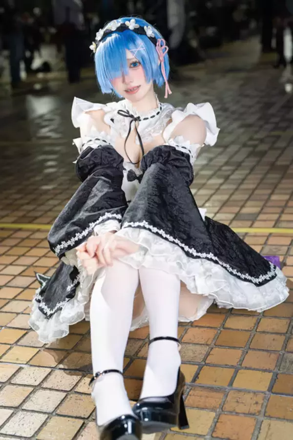 「【コスプレ】10代美少女が見せるリゼロの「レム」が鬼可愛い！ふわりと広がるメイド服とフレッシュな笑顔が眩しい【写真8枚】」の画像
