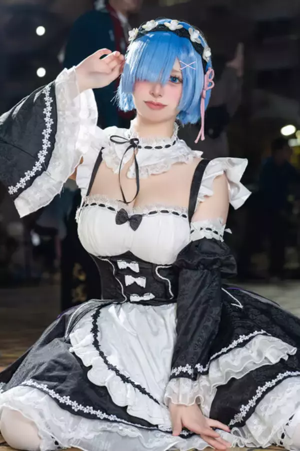 「【コスプレ】10代美少女が見せるリゼロの「レム」が鬼可愛い！ふわりと広がるメイド服とフレッシュな笑顔が眩しい【写真8枚】」の画像