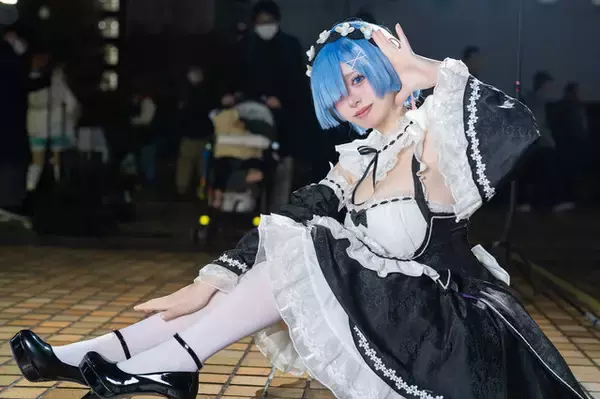 「【コスプレ】10代美少女が見せるリゼロの「レム」が鬼可愛い！ふわりと広がるメイド服とフレッシュな笑顔が眩しい【写真8枚】」の画像