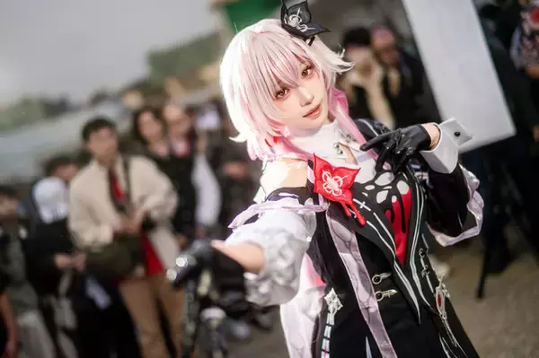 【コスプレ】スレンダーな美脚が際立つミニスカが可愛すぎ！人気レイヤー・月海つくねの『崩壊：スターレイル』長夜月は妖艶で美しい【写真8枚】