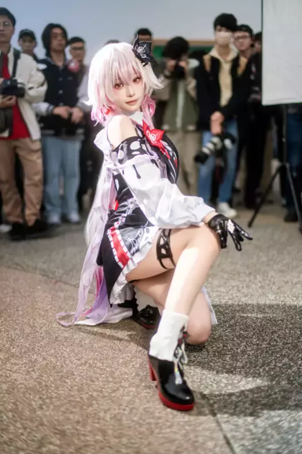 「【コスプレ】スレンダーな美脚が際立つミニスカが可愛すぎ！人気レイヤー・月海つくねの『崩壊：スターレイル』長夜月は妖艶で美しい【写真8枚】」の画像