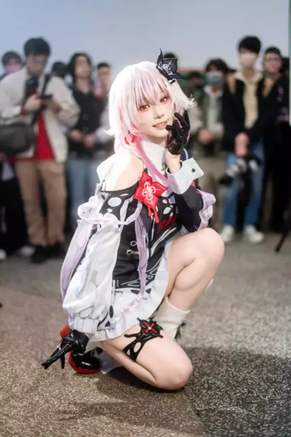 「【コスプレ】スレンダーな美脚が際立つミニスカが可愛すぎ！人気レイヤー・月海つくねの『崩壊：スターレイル』長夜月は妖艶で美しい【写真8枚】」の画像