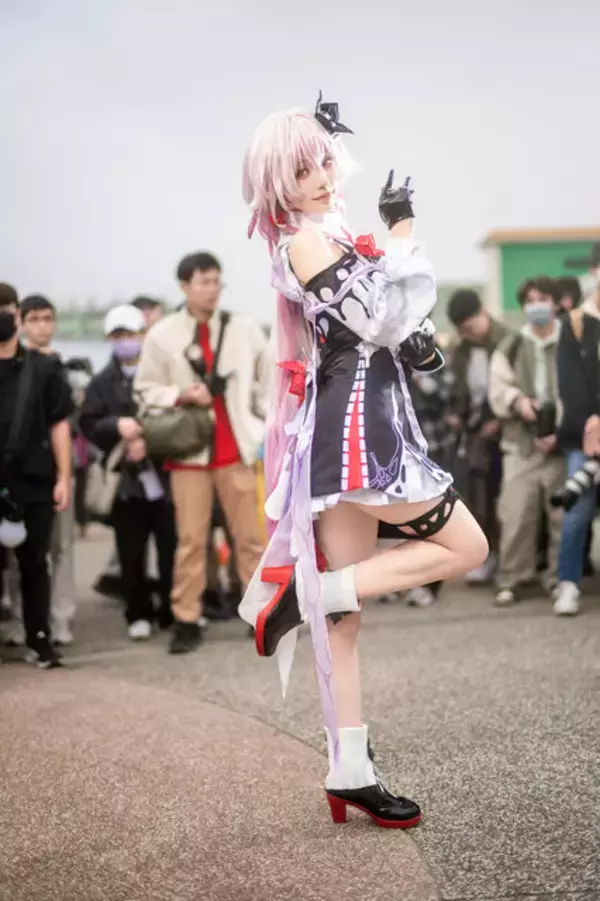 「【コスプレ】スレンダーな美脚が際立つミニスカが可愛すぎ！人気レイヤー・月海つくねの『崩壊：スターレイル』長夜月は妖艶で美しい【写真8枚】」の画像