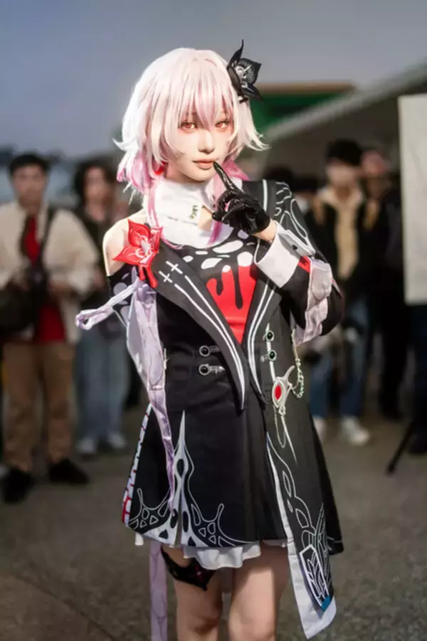 「【コスプレ】スレンダーな美脚が際立つミニスカが可愛すぎ！人気レイヤー・月海つくねの『崩壊：スターレイル』長夜月は妖艶で美しい【写真8枚】」の画像