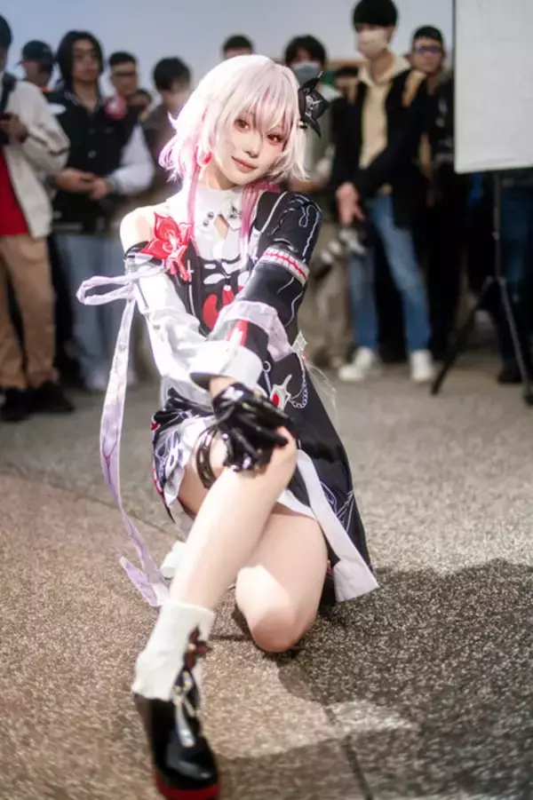 「【コスプレ】スレンダーな美脚が際立つミニスカが可愛すぎ！人気レイヤー・月海つくねの『崩壊：スターレイル』長夜月は妖艶で美しい【写真8枚】」の画像