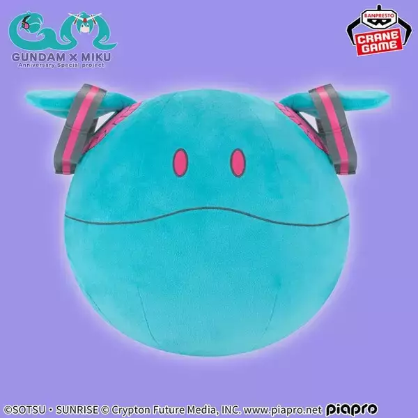 「「ガンダム45周年×初音ミク」コラボプライズが3月4日より順次展開！可愛すぎる「シャアザクぐるみ [初音ミクVer.]」やハロぬいぐるみも」の画像