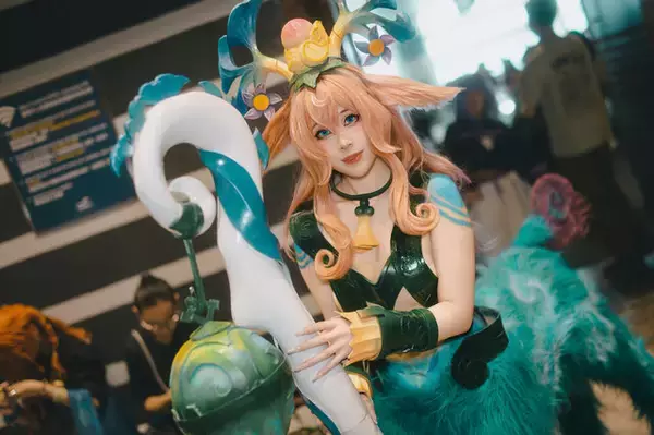 「【コスプレ】香港美女の『LOL』リリアの造形美がハンパない！四足歩行を再現した幻想的な美しさに心奪われそう【写真7枚】」の画像