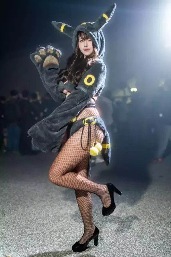 「【コスプレ】『ポケモン』ブラッキーの擬人化が可愛すぎ！モフモフ＆編みタイツでキュートな色気を魅せる【写真7枚】」の画像