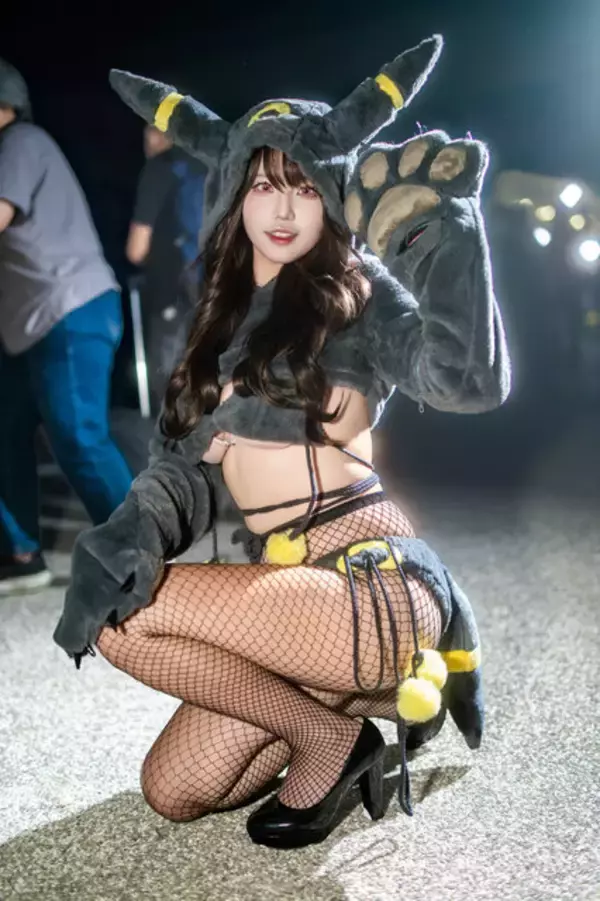 「【コスプレ】『ポケモン』ブラッキーの擬人化が可愛すぎ！モフモフ＆編みタイツでキュートな色気を魅せる【写真7枚】」の画像