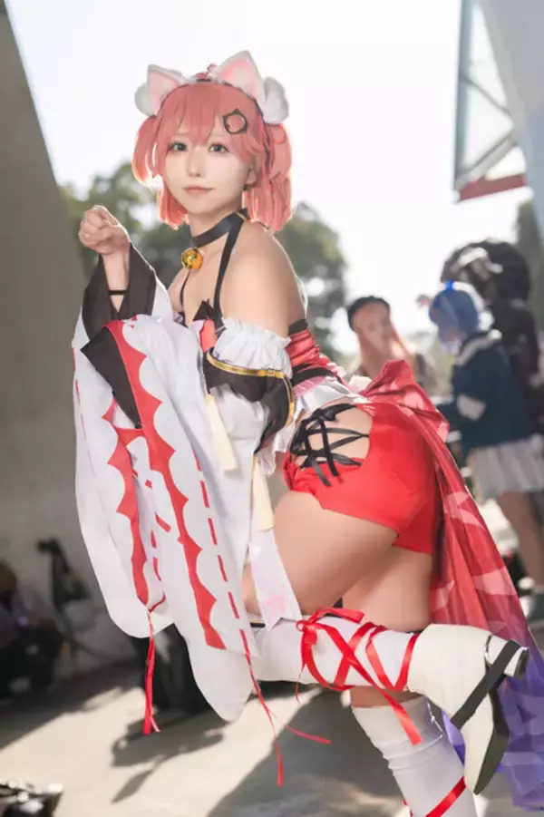「【コスプレ】寒くない？へそ出し&肩出し衣装がセクシーな「ホロライブEXPO」美女レイヤー8選！キュートな双子の“ふわもこ”から“ReGLOSS”の「らでん」まで国境を超えて幕張へ集結」の画像