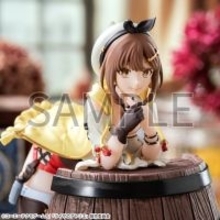 「ライザのアトリエ」より「ライザ」「リラ」プライズフィギュアが再登場！たるに寄りかかり、こちらを見つめるポーズで立体化