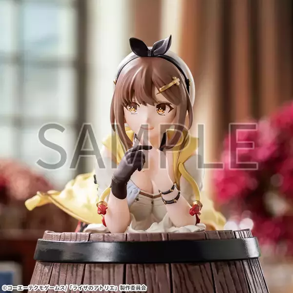 「「ライザのアトリエ」より「ライザ」「リラ」プライズフィギュアが再登場！たるに寄りかかり、こちらを見つめるポーズで立体化」の画像
