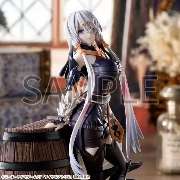 「「ライザのアトリエ」より「ライザ」「リラ」プライズフィギュアが再登場！たるに寄りかかり、こちらを見つめるポーズで立体化」の画像