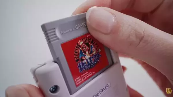 「見た目はほぼ「ゲームボーイ」！『ポケモン 赤・緑』の45楽曲が楽しめる「GAME MUSIC COLLECTION」、2月28日以降に順次予約受付を開始」の画像