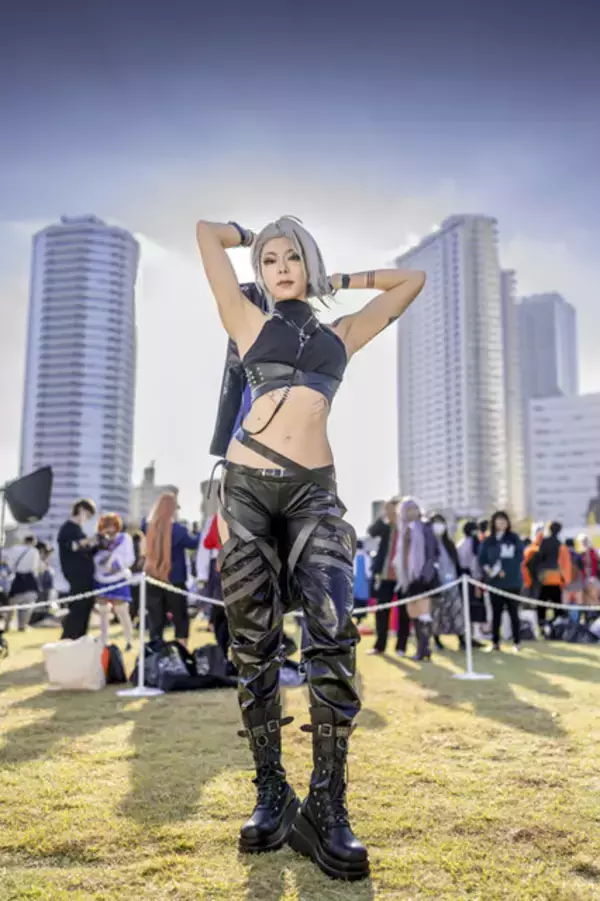 「【コスプレ】人気コスプレイヤー・桃戸もも、鍛えられた肉体美で『無期迷途』ゾーヤ、『原神』ヌヴィレットを披露【写真8枚】」の画像
