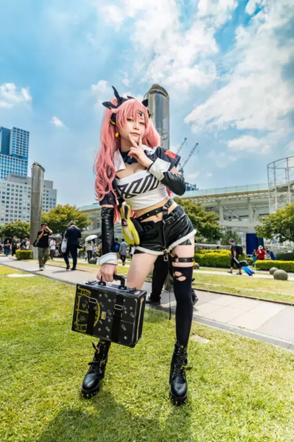 「【コスプレ】『ゼンゼロ』ニコ・デマラのシルエットが大変美しい！魅惑のスタイルは眼福【写真6枚】」の画像