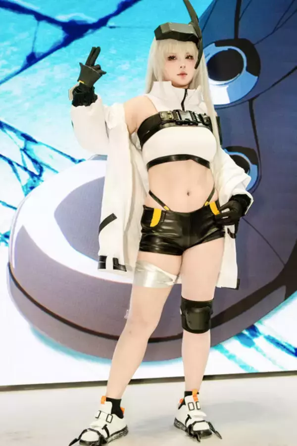 「【コスプレ】『NIKKE』ナユタ、クラウン、ドロシーらがコミケに勢揃い！異次元ボディで魅了する日中美女レイヤーまとめ【写真33枚】」の画像