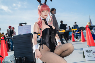 【コスプレ】「チェンソーマン」マキマさんのバニー姿がセクシーすぎる！抜群のスタイルとミステリアスな表情もたまらない【写真８枚】