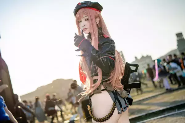 【コスプレ】振り向きポーズでスレンダーな美脚＆美ヒップを魅せる！香港美女の『NIKKE』ラピがキリッとした表情でかっこいい【写真6枚】