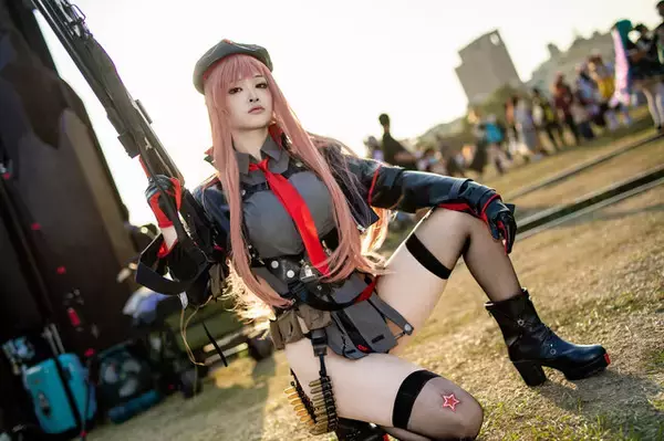 「【コスプレ】振り向きポーズでスレンダーな美脚＆美ヒップを魅せる！香港美女の『NIKKE』ラピがキリッとした表情でかっこいい【写真6枚】」の画像