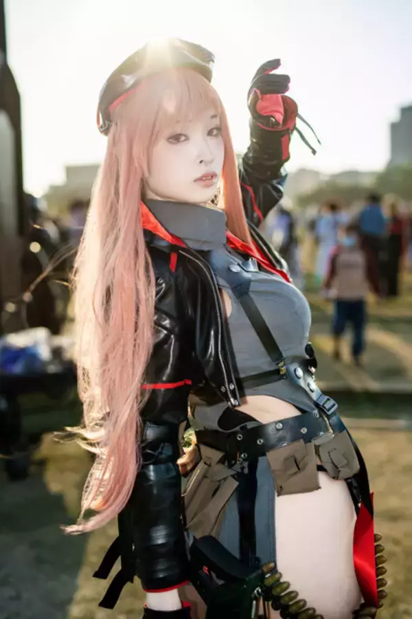 「【コスプレ】振り向きポーズでスレンダーな美脚＆美ヒップを魅せる！香港美女の『NIKKE』ラピがキリッとした表情でかっこいい【写真6枚】」の画像