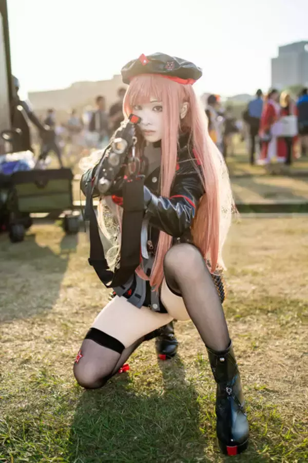 「【コスプレ】振り向きポーズでスレンダーな美脚＆美ヒップを魅せる！香港美女の『NIKKE』ラピがキリッとした表情でかっこいい【写真6枚】」の画像