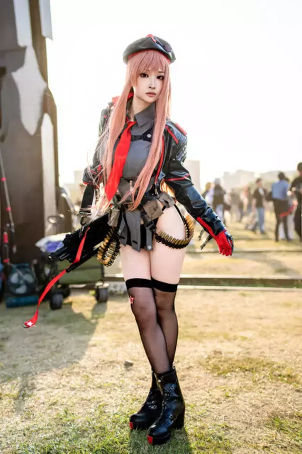 「【コスプレ】振り向きポーズでスレンダーな美脚＆美ヒップを魅せる！香港美女の『NIKKE』ラピがキリッとした表情でかっこいい【写真6枚】」の画像