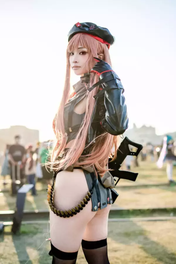 「【コスプレ】振り向きポーズでスレンダーな美脚＆美ヒップを魅せる！香港美女の『NIKKE』ラピがキリッとした表情でかっこいい【写真6枚】」の画像