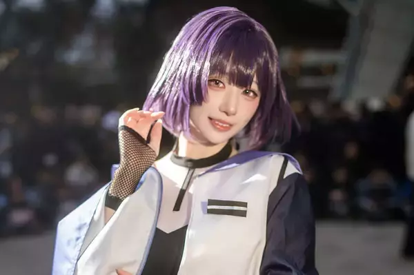 【コスプレ】ミニスカ×ニーハイの絶対領域が最強に可愛い！『学マス』秦谷美鈴のアイドルオーラがすごすぎて立ってるだけで絵になる【写真8枚】