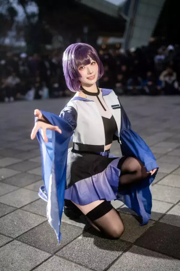 「【コスプレ】ミニスカ×ニーハイの絶対領域が最強に可愛い！『学マス』秦谷美鈴のアイドルオーラがすごすぎて立ってるだけで絵になる【写真8枚】」の画像