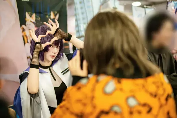 「【コスプレ】ミニスカ×ニーハイの絶対領域が最強に可愛い！『学マス』秦谷美鈴のアイドルオーラがすごすぎて立ってるだけで絵になる【写真8枚】」の画像