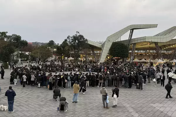 「【コスプレ】ミニスカ×ニーハイの絶対領域が最強に可愛い！『学マス』秦谷美鈴のアイドルオーラがすごすぎて立ってるだけで絵になる【写真8枚】」の画像