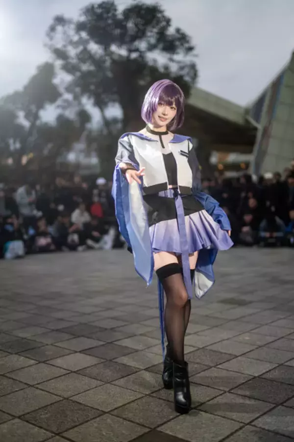 「【コスプレ】ミニスカ×ニーハイの絶対領域が最強に可愛い！『学マス』秦谷美鈴のアイドルオーラがすごすぎて立ってるだけで絵になる【写真8枚】」の画像