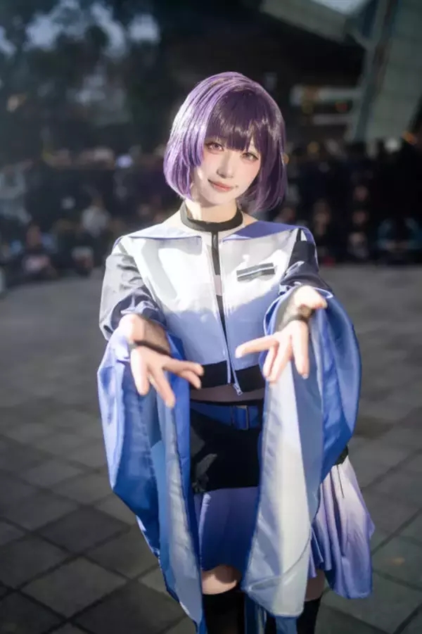 「【コスプレ】ミニスカ×ニーハイの絶対領域が最強に可愛い！『学マス』秦谷美鈴のアイドルオーラがすごすぎて立ってるだけで絵になる【写真8枚】」の画像