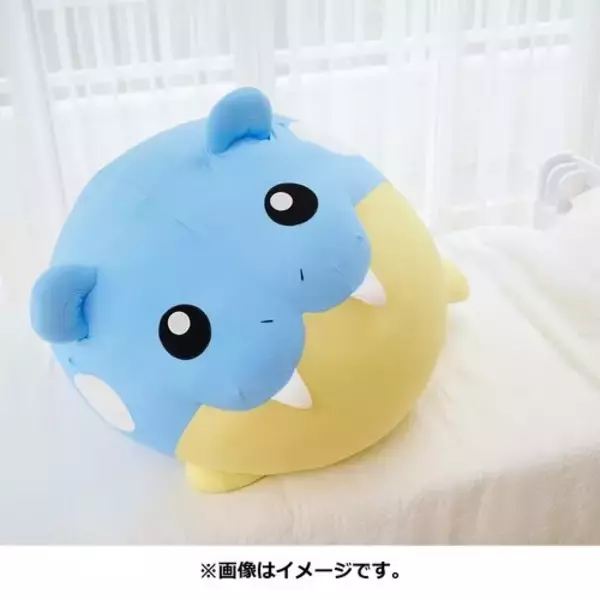 「触るとひんやり気持ちいい！愛くるしさが堪らない『ポケモン』「タマザラシ」の等身大ぬいぐるみ発売」の画像