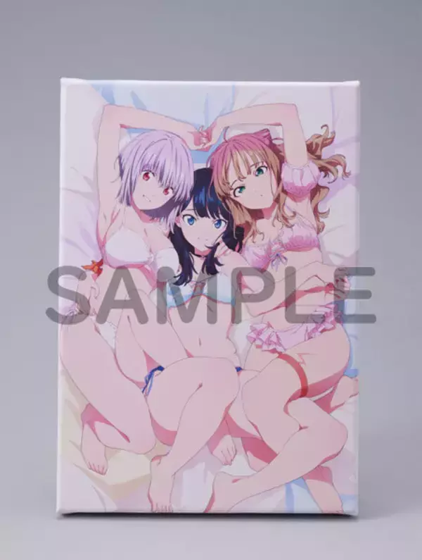 「宝多六花の“ほぼ等身大”ふともも！劇場版「グリッドマン ユニバース」夏休みモチーフの新規描き下ろしイラストグッズが登場」の画像