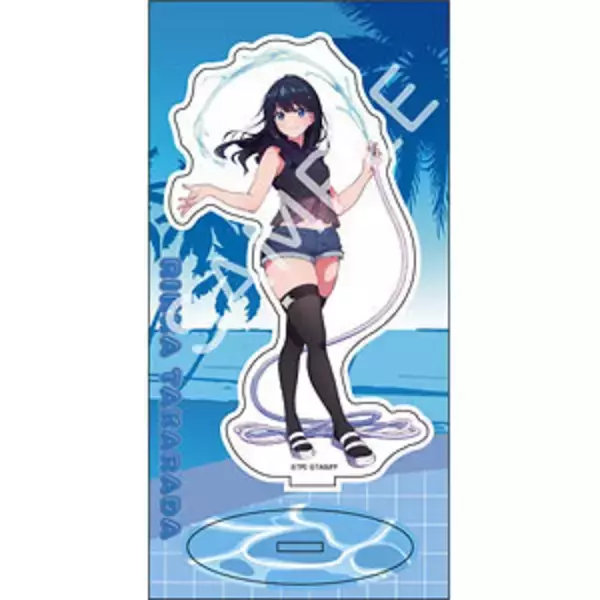 「宝多六花の“ほぼ等身大”ふともも！劇場版「グリッドマン ユニバース」夏休みモチーフの新規描き下ろしイラストグッズが登場」の画像