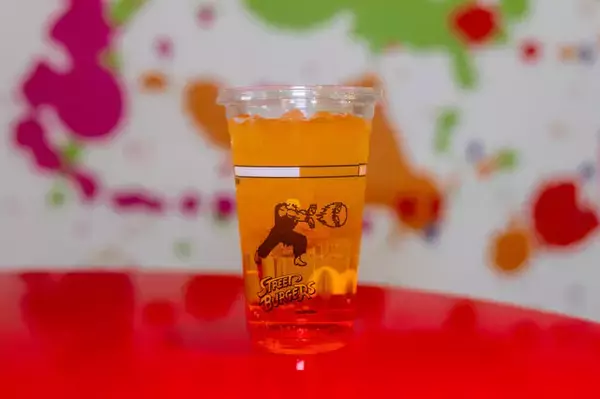 「チャイナドレス美女が「ストリートファイト」に参戦！？ハンバーガーを食べながらスリット全開で美脚を繰り出す【写真17枚】」の画像