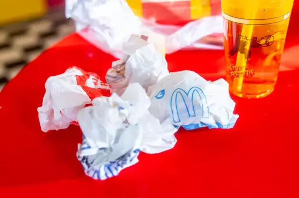 「チャイナドレス美女が「ストリートファイト」に参戦！？ハンバーガーを食べながらスリット全開で美脚を繰り出す【写真17枚】」の画像