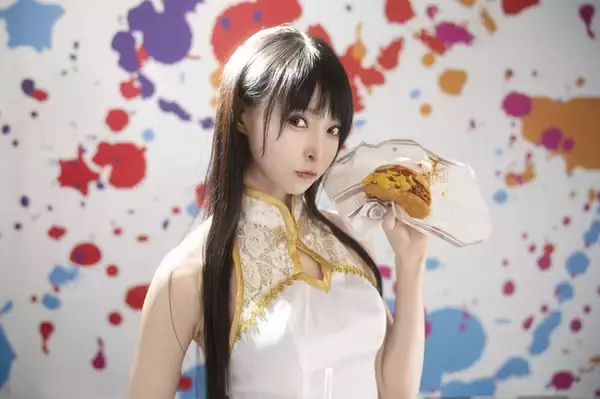 「チャイナドレス美女が「ストリートファイト」に参戦！？ハンバーガーを食べながらスリット全開で美脚を繰り出す【写真17枚】」の画像