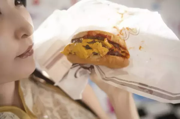 「チャイナドレス美女が「ストリートファイト」に参戦！？ハンバーガーを食べながらスリット全開で美脚を繰り出す【写真17枚】」の画像