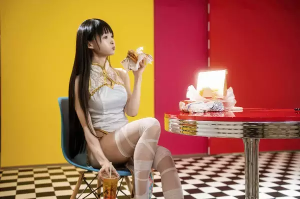 「チャイナドレス美女が「ストリートファイト」に参戦！？ハンバーガーを食べながらスリット全開で美脚を繰り出す【写真17枚】」の画像