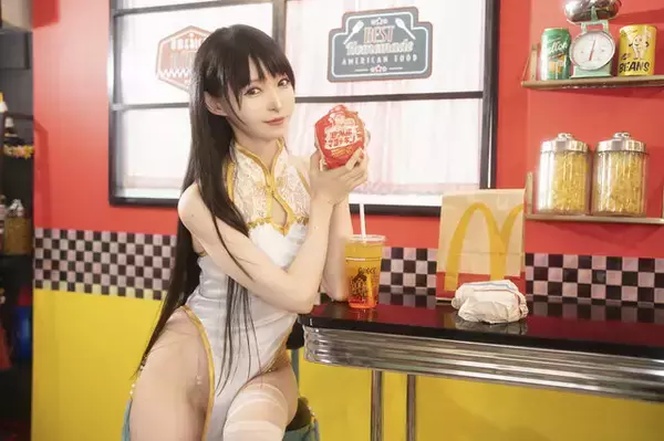 「チャイナドレス美女が「ストリートファイト」に参戦！？ハンバーガーを食べながらスリット全開で美脚を繰り出す【写真17枚】」の画像
