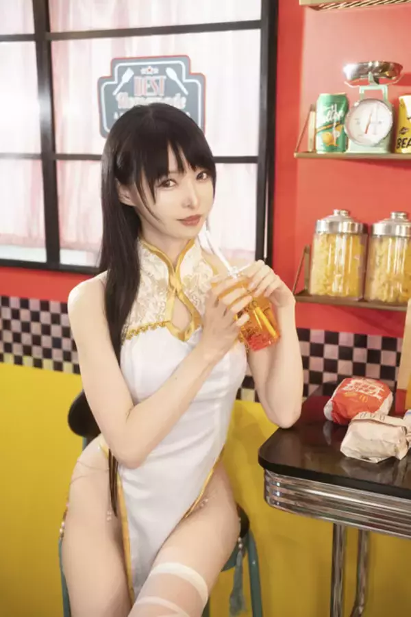 「チャイナドレス美女が「ストリートファイト」に参戦！？ハンバーガーを食べながらスリット全開で美脚を繰り出す【写真17枚】」の画像