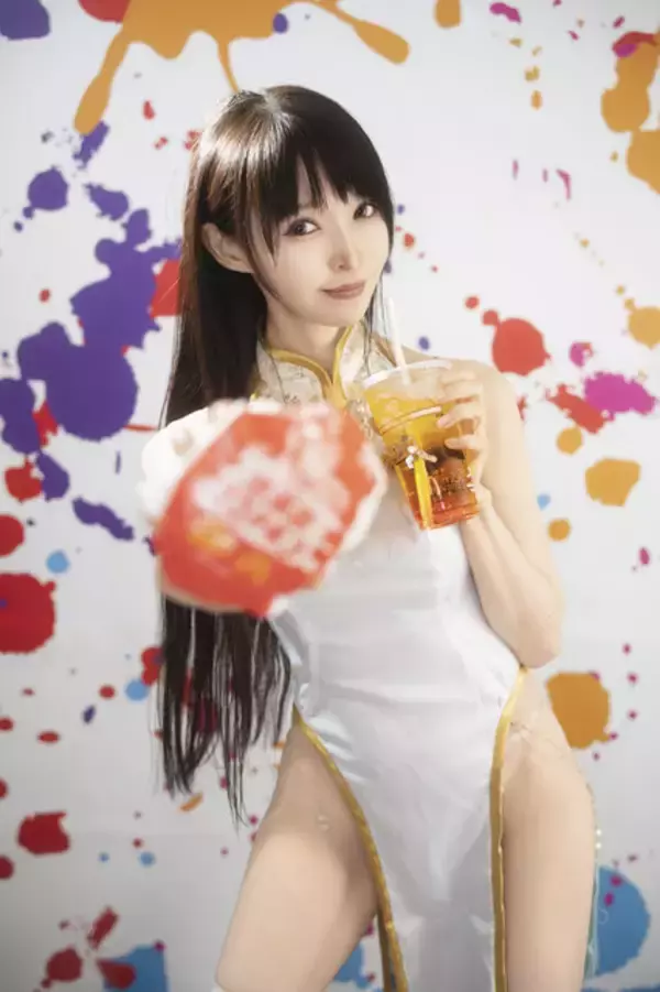 「チャイナドレス美女が「ストリートファイト」に参戦！？ハンバーガーを食べながらスリット全開で美脚を繰り出す【写真17枚】」の画像