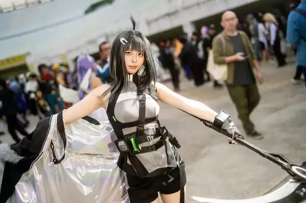 「【コスプレ】スレンダーな台湾美女が大鎌を手に美脚を披露！『アークナイツ』ラ・プルマの美貌に酔いしれる【写真8枚】」の画像